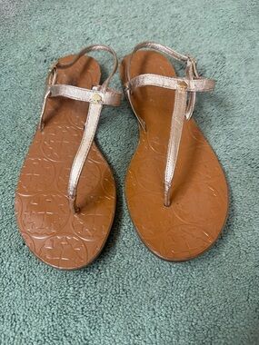 Ladies Kate Spade Metallic Rose Gold T‑Strap Sandals with Brown Footbed, EUC